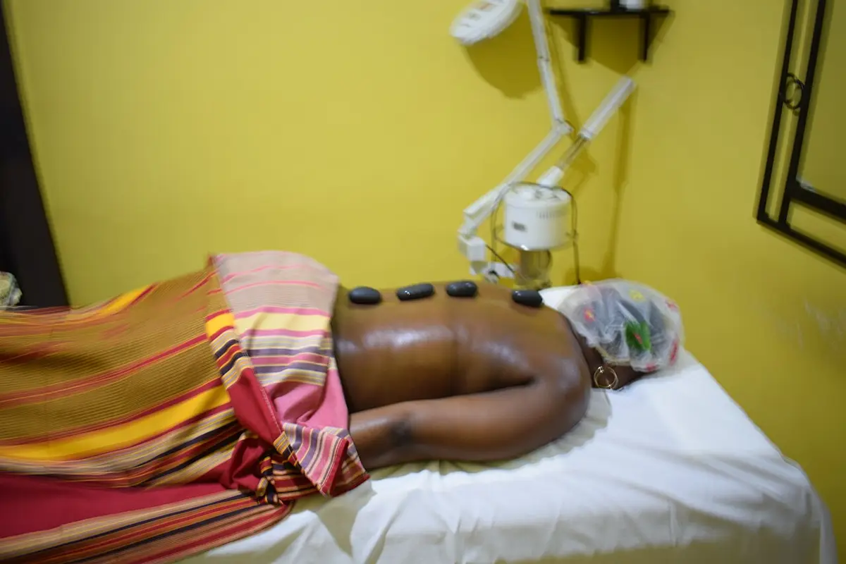 Soin de bien-etre aux pierres chaudes dans un cadre spa apaisant